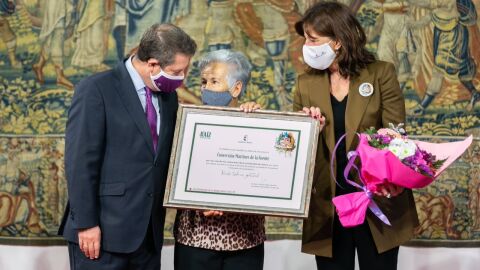 El presidente de Castilla-La Mancha con la premiada, en el centro 