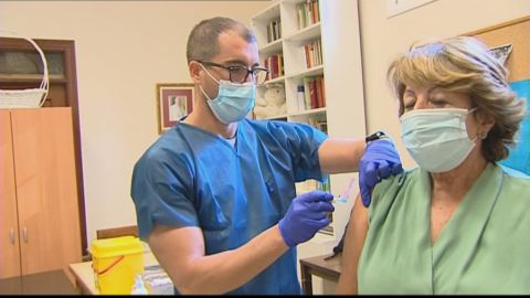 Una mujer se vacuna de la gripe en una parroquia de Andaluc&iacute;a