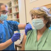 Una mujer se vacuna de la gripe en una parroquia de Andalucía