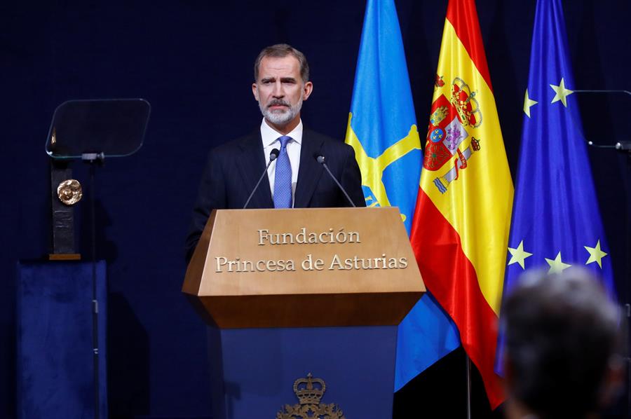 El Rey llama a la "concordia y la unidad" y pide que las instituciones actúen con "rectitud" en los peores momentos El Rey llama a la "concordia y la unidad" y pide que las instituciones actúen con "rectitud" en los peores momentos