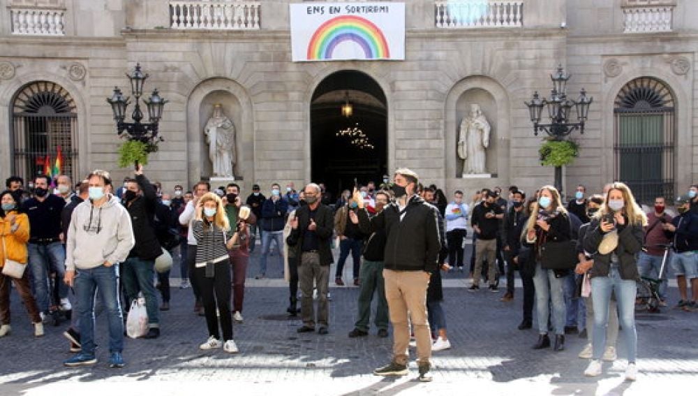 Restauradors manifestant-se contra la mesura anunciada pel govern de tancar bars i restaurants