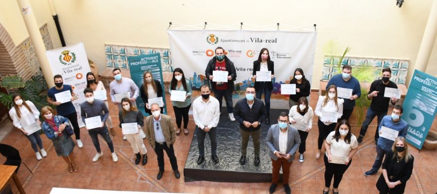 l´Alcalde de Vila-real, José Benlloc ha lliurat els diplomes als participants en Avalem. l´Alcalde de Vila-real, José Benlloc ha lliurat els diplomes als participants en Avalem.
