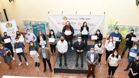 l´Alcalde de Vila-real, José Benlloc ha lliurat els diplomes als participants en Avalem. Els joves han participat durant un any en el programa de formació i ocupació en diferents departamentde de l´Ajuntament de Vila-real.