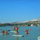 Personas practicando Kayak y Stand-Up