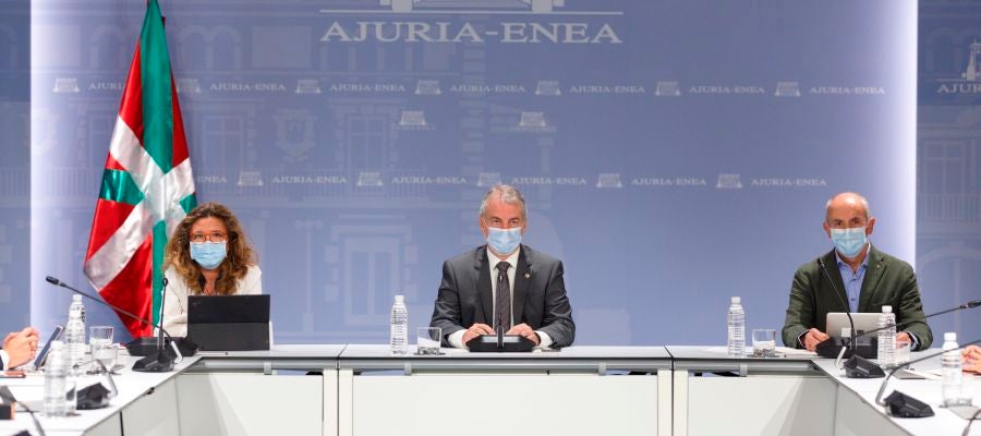 Iñigo Urkullu, acompañado por los consejeros de Seguridad, Josu Erkoreka, y Salud, Gotzone Sagardui Iñigo Urkullu, acompañado por los consejeros de Seguridad, Josu Erkoreka, y Salud, Gotzone Sagardui
