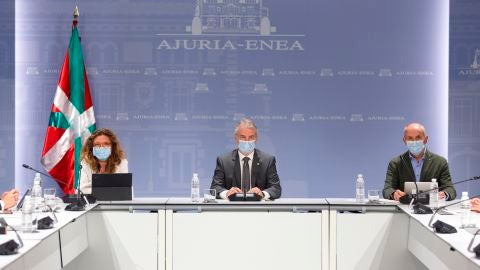 I&ntilde;igo Urkullu, acompa&ntilde;ado por los consejeros de Seguridad, Josu Erkoreka, y Salud, Gotzone Sagardui