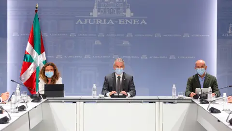 Iñigo Urkullu, acompañado por los consejeros de Seguridad, Josu Erkoreka, y Salud, Gotzone Sagardui Iñigo Urkullu, acompañado por los consejeros de Seguridad, Josu Erkoreka, y Salud, Gotzone Sagardui