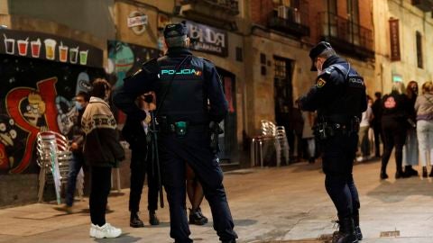 Agentes de la Polic&iacute;a Nacional controlan las zonas de ocio de Salamanca para controlar la movilidad
