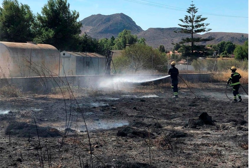 3.000 metros cuadrados de matorral y monte bajo calcinados en la partida de Verdegás cerca de varias viviendas 3.000 metros cuadrados de matorral y monte bajo calcinados en la partida de Verdegás cerca de varias viviendas
