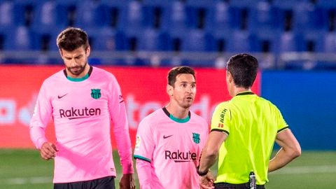 Leo Messi habla con el &aacute;rbitro durante el Getafe - Barcelona
