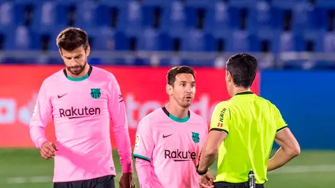 Leo Messi habla con el árbitro durante el Getafe - Barcelona Leo Messi habla con el árbitro durante el Getafe - Barcelona