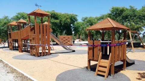 Juegos infantiles precintados por la pandemia en abril de 2020.