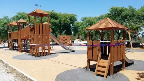 Juegos infantiles precintados por la pandemia en abril de 2020. Juegos infantiles precintados por la pandemia en abril de 2020.