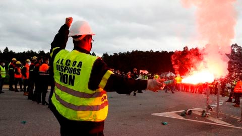 Trabajadores de Alcoa cortan una autov&iacute;a de Lugo