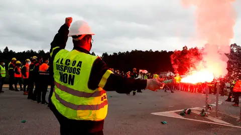 Trabajadores de Alcoa cortan una autovía de Lugo Trabajadores de Alcoa cortan una autovía de Lugo