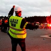 Trabajadores de Alcoa cortan una autovía de Lugo