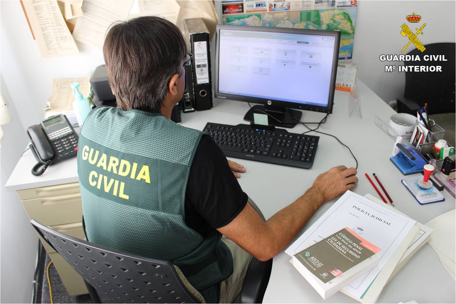 La Guardia Civil de Alicante destapa una estafa de más de 50.000 euros a través de la venta de permisos de conducir falsos La Guardia Civil de Alicante destapa una estafa de más de 50.000 euros a través de la venta de permisos de conducir falsos