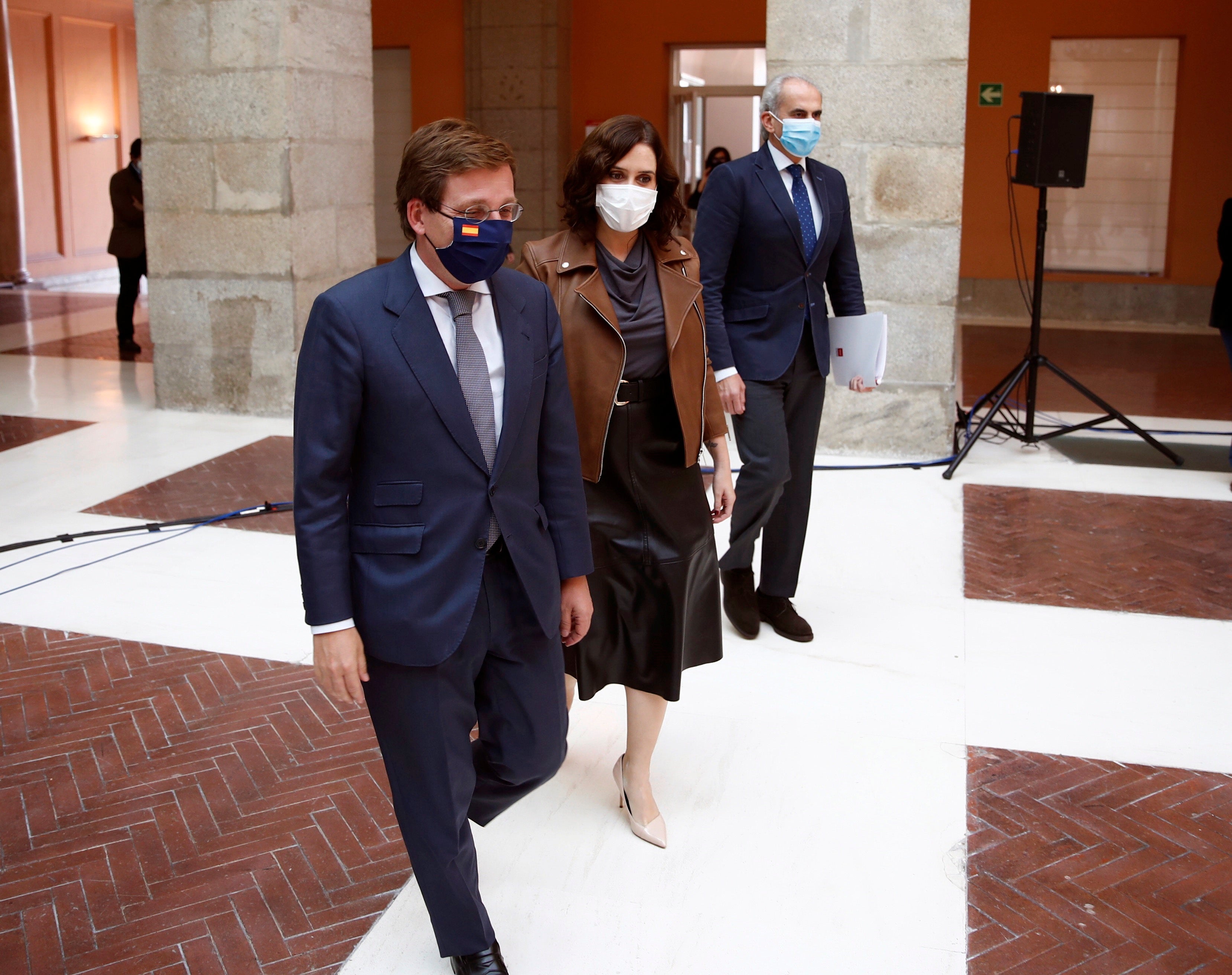 Madrid estudia pedir al Gobierno central que decrete un toque de queda Madrid estudia pedir al Gobierno central que decrete un toque de queda