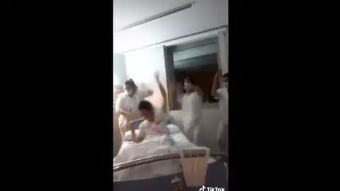 Fotograma del polémico vídeo de unas trabajadoras del Hospital Joan XXIII de Tarragona Fotograma del polémico vídeo de unas trabajadoras del Hospital Joan XXIII de Tarragona