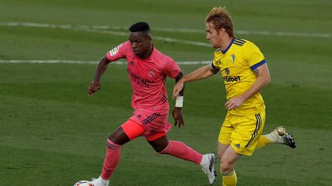 El delantero del Real Madrid Vinicius Junior escapa de &Aacute;lex Fern&aacute;ndez