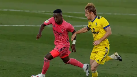 El delantero del Real Madrid Vinicius Junior escapa de Álex Fernández El delantero del Real Madrid Vinicius Junior escapa de Álex Fernández