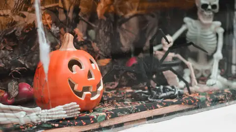 Imagen de archivo de un escaparate decorado con motivos de Halloween Imagen de archivo de un escaparate decorado con motivos de Halloween