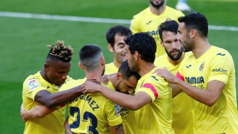 El jugador del Villarreal Paco Alc&aacute;cer festeja su gol contra el Valencia