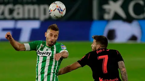El jugador del Betis Sergio Canales, y el jugador de la Real Sociedad Cristian Portugués "Portu" El jugador del Betis Sergio Canales, y el jugador de la Real Sociedad Cristian Portugués "Portu"