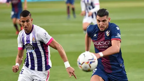 El delantero del Huesca Rafa Mir pelea un balón con El Yamiq El delantero del Huesca Rafa Mir pelea un balón con El Yamiq