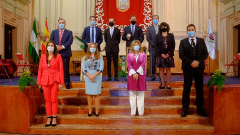 Foto de familia de los premiados con los representantes municipales