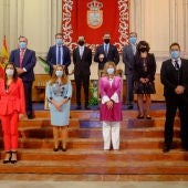 Foto de familia de los premiados con los representantes municipales