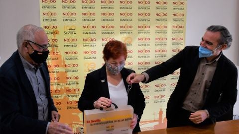 El delegado de Bienestar Social, Juan Manuel Flores y el gerente de Emvisesa, Felipe Castro, hacen entrega de las llaves