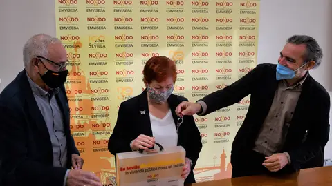 El delegado de Bienestar Social, Juan Manuel Flores y el gerente de Emvisesa, Felipe Castro, hacen entrega de las llaves El delegado de Bienestar Social, Juan Manuel Flores y el gerente de Emvisesa, Felipe Castro, hacen entrega de las llaves