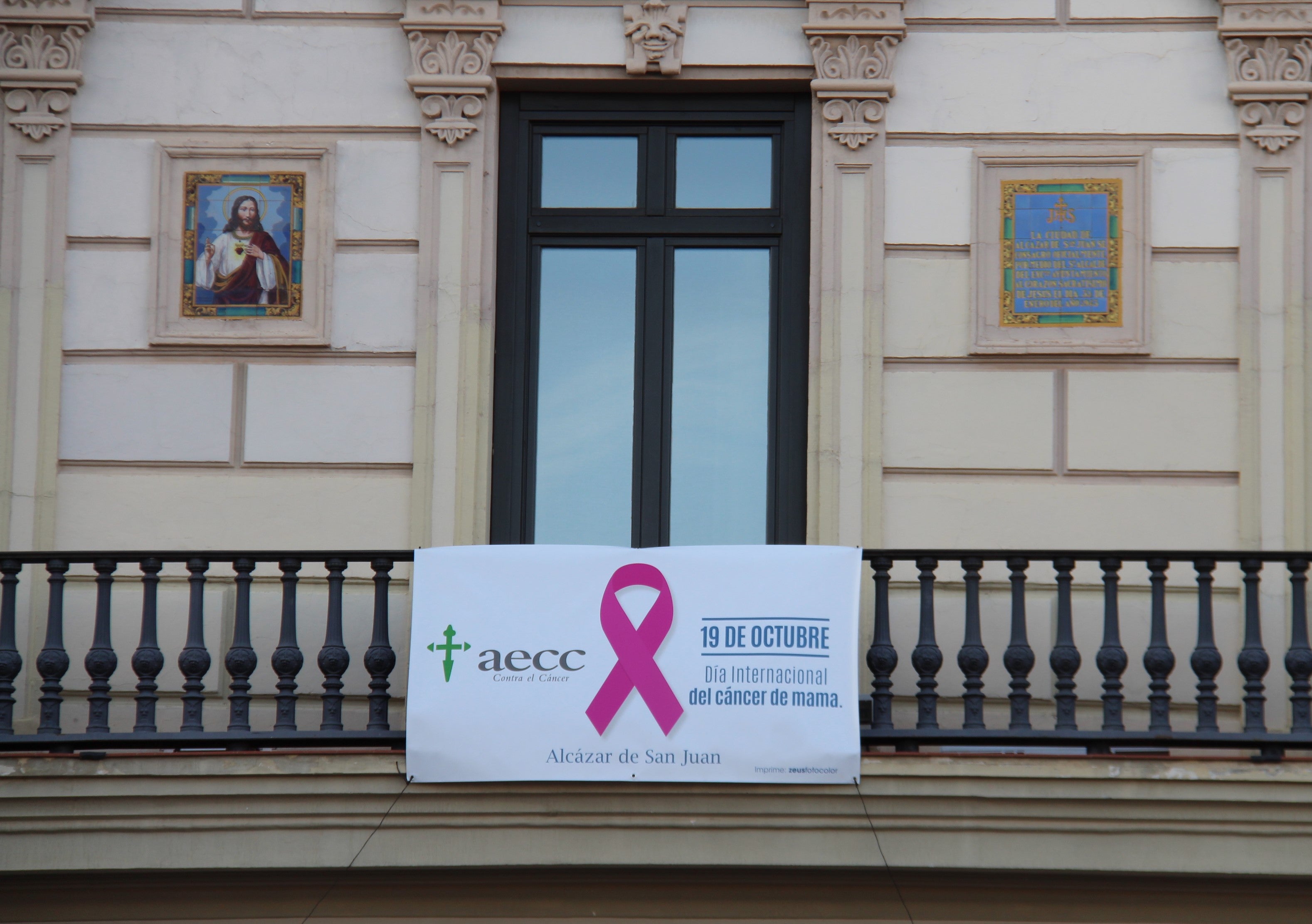 La balconada principal de la fachada del ayuntamiento, luce este lunes una banderola con el lazo rosa, con motivo del Día Mundial contra el cáncer de mama La balconada principal de la fachada del ayuntamiento, luce este lunes una banderola con el lazo rosa, con motivo del Día Mundial contra el cáncer de mama