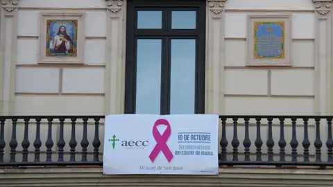 Día Cáncer de Mama Fachada Ayuntamiento Alcázar
