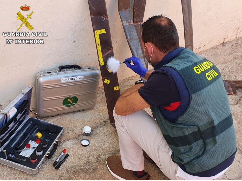 La Guardia Civil detiene a los autores del robo de las tuberías en más de una docena de viviendas de la Marina Alta La Guardia Civil detiene a los autores del robo de las tuberías en más de una docena de viviendas de la Marina Alta