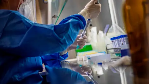 Una persona hace pruebas en un laboratorio Una persona hace pruebas en un laboratorio