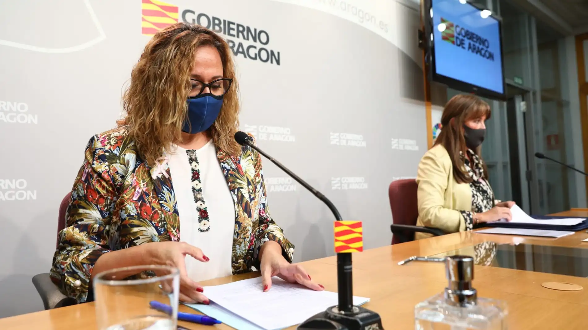 Consejera de presidencia del Gobierno de Aragón, Mayte Pérez, y la consejera de Sanidad, Sira Repollés