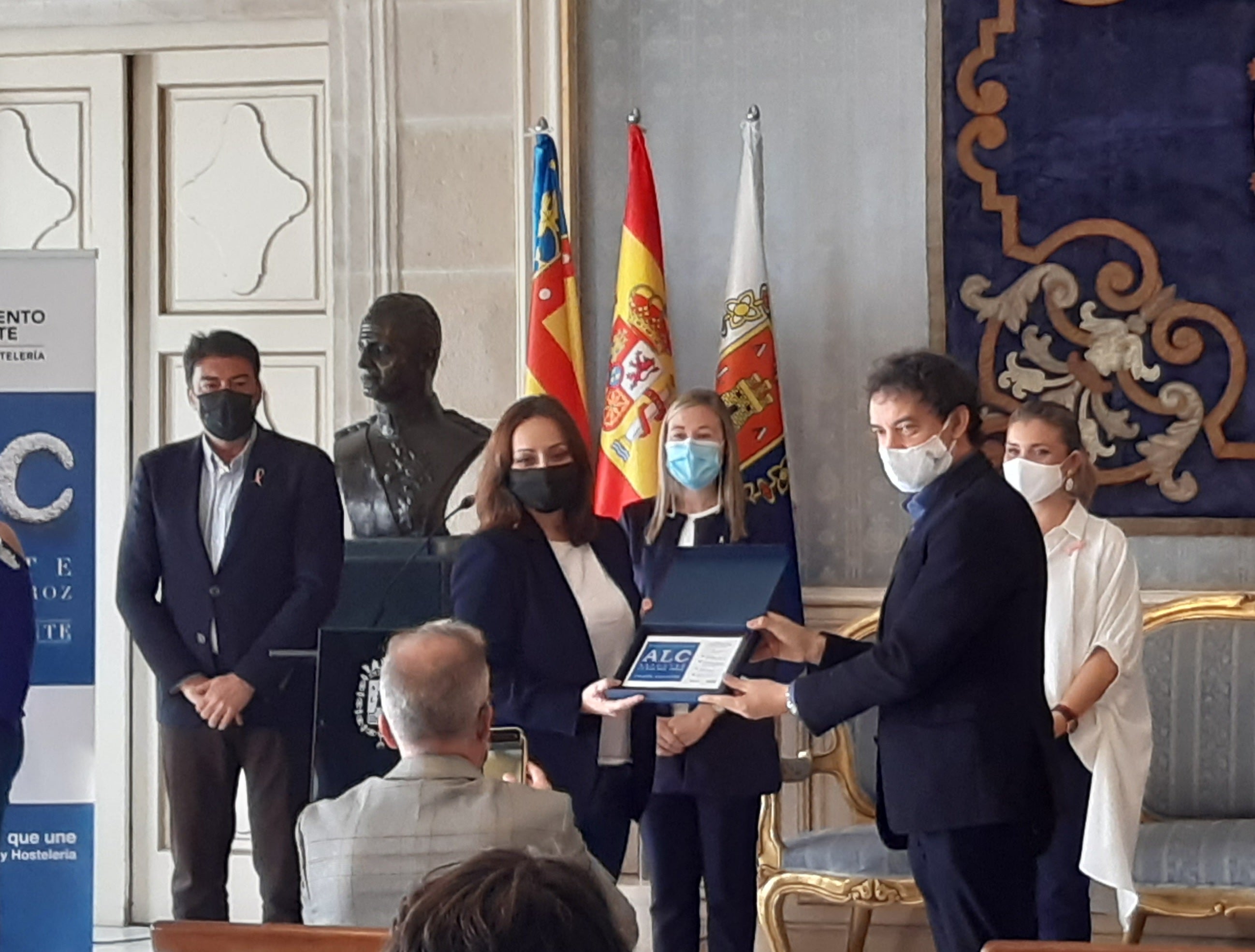 24 restaurantes alicantinos reciben la distinción "Alicante ciudad del arroz" de manos del ayuntamiento y la generalitat 24 restaurantes alicantinos reciben la distinción "Alicante ciudad del arroz" de manos del ayuntamiento y la generalitat