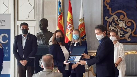 Miriam G&oacute;mez, de El Rac&oacute; del Pl&aacute;, recibe la distinci&oacute;n de manos de Francesc Colomer
