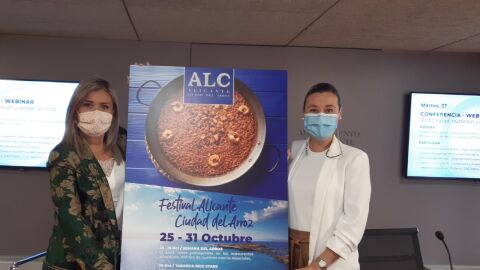 La Vicealcaldesa y concejala de Turismo Mari Carmen Sánchez y la edil de hostelería Lidia López