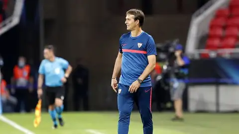 Julen Lopetegui observa el partido del Sevilla desde la banda. Julen Lopetegui observa el partido del Sevilla desde la banda.