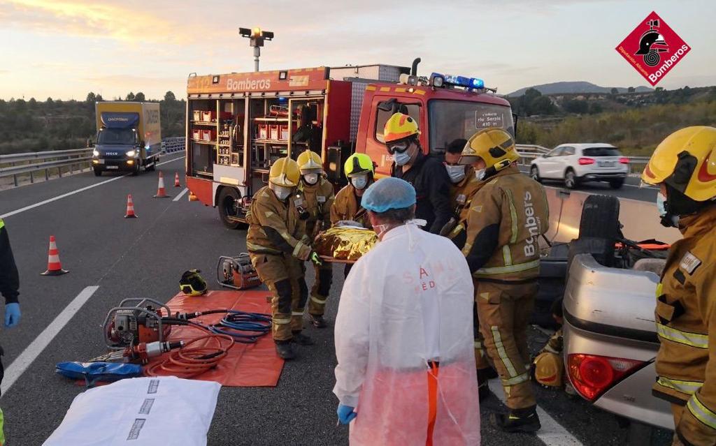 Los bomberos rescatan a una conductora herida tras volcar su vehículo en la autovía A-7 Los bomberos rescatan a una conductora herida tras volcar su vehículo en la autovía A-7
