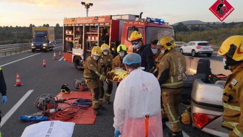 Los bomberos sacan al conductor herido