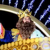 El rey Gaspar saluda desde la carroza en la Cabalgata de los Reyes Magos de 2019 El rey Gaspar saluda desde la carroza en la Cabalgata de los Reyes Magos de 2019