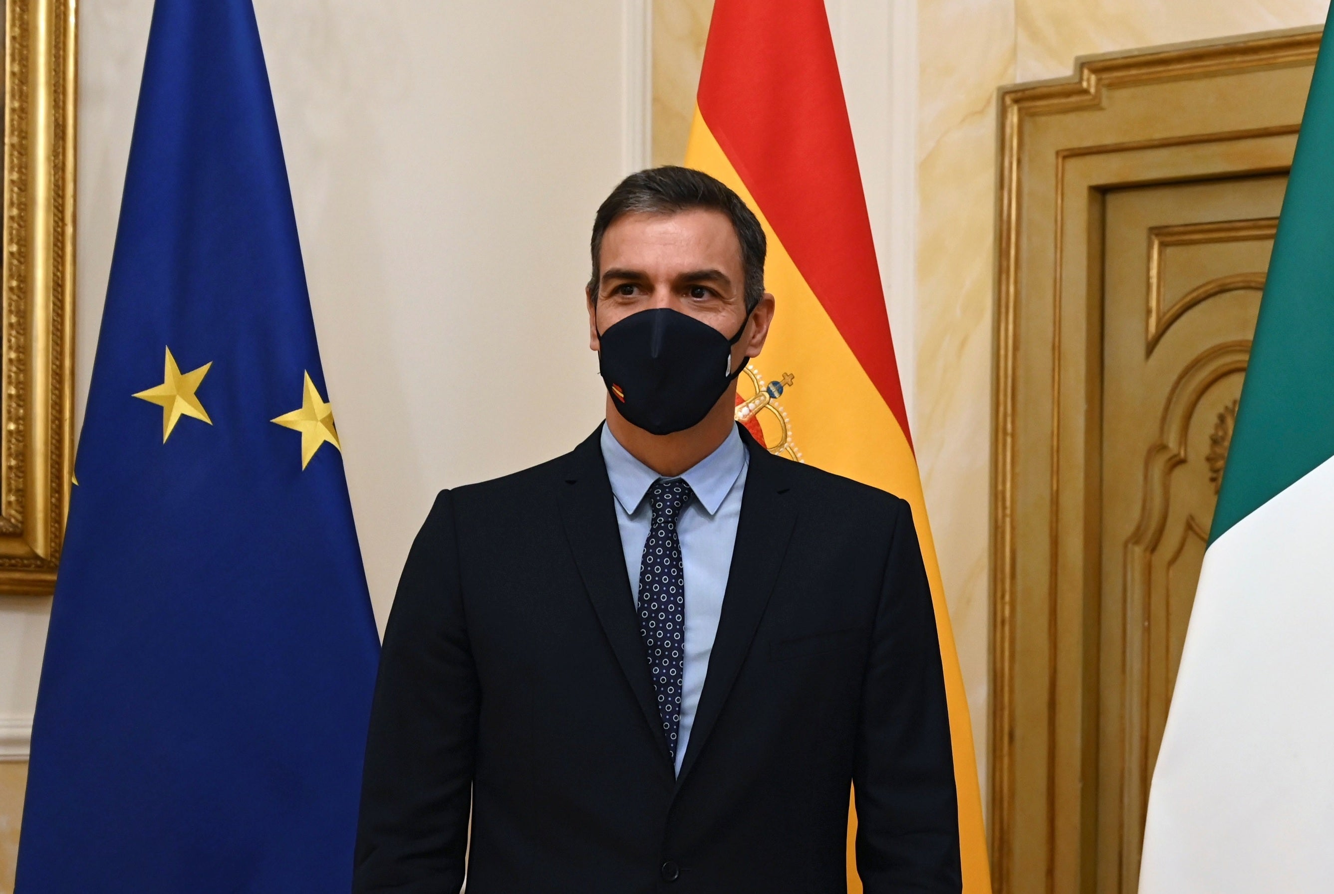 Sánchez, sobre el toque de queda: "Primero hay que saber qué pide Madrid, pero también el resto de comunidades" Sánchez, sobre el toque de queda: "Primero hay que saber qué pide Madrid, pero también el resto de comunidades"