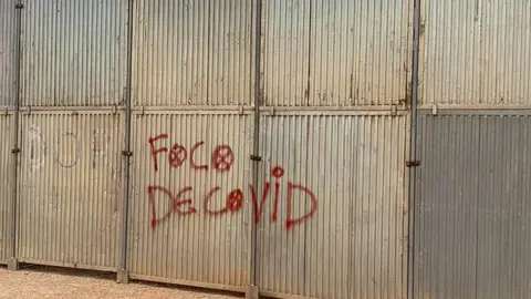 Pintades en la plaça de bous portàtil. La Policia Local revisarà les càmeres de vigilàcia de la zona per intentar localitzar als autors dels fets.