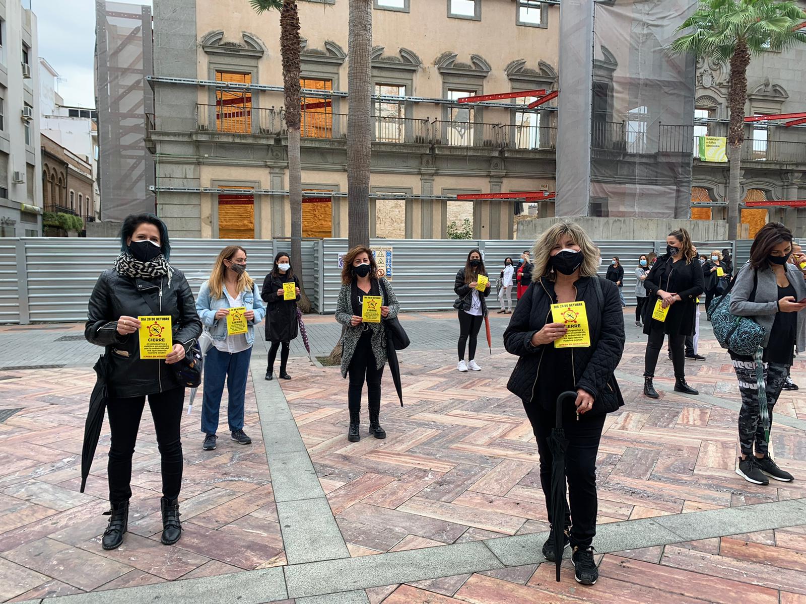 La Asociación de peluquerías y estéticas de la provincia se concentra a las puertas del Ayuntamiento para reivindicar la reducción del IVA La Asociación de peluquerías y estéticas de la provincia se concentra a las puertas del Ayuntamiento para reivindicar la reducción del IVA