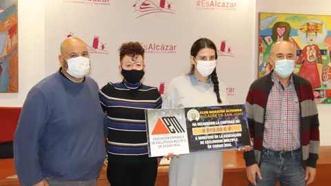 Donación Club Maratón Altomira A favor de la Asociación de Esclerosis Múltiple