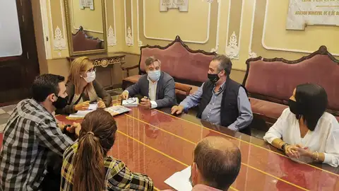 Instantes de la reunión con detallistas del Mercado Instantes de la reunión con detallistas del Mercado